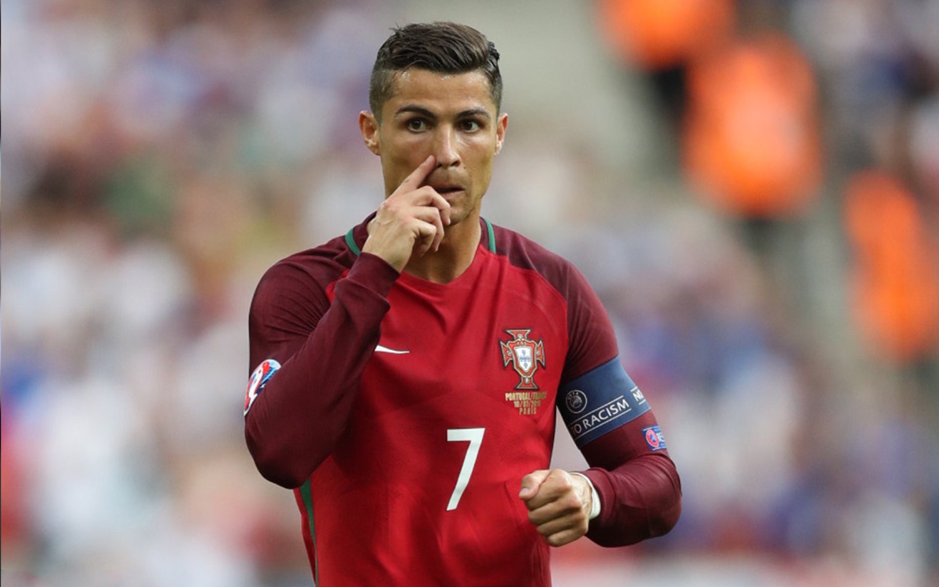 内马尔在法国队比赛中持续失利，夺冠引发热议！赛场气氛高涨